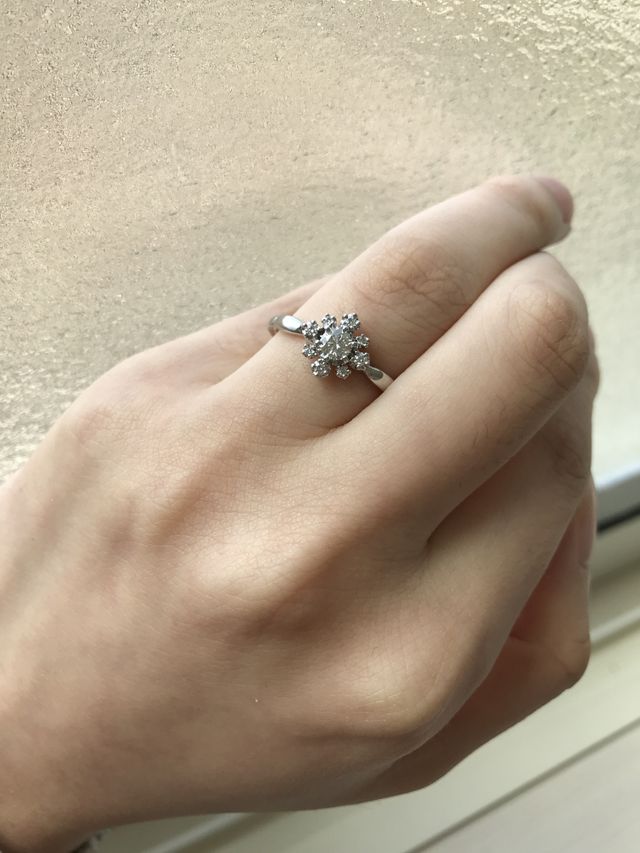 ダイヤ部分は雪の結晶のような形をしています