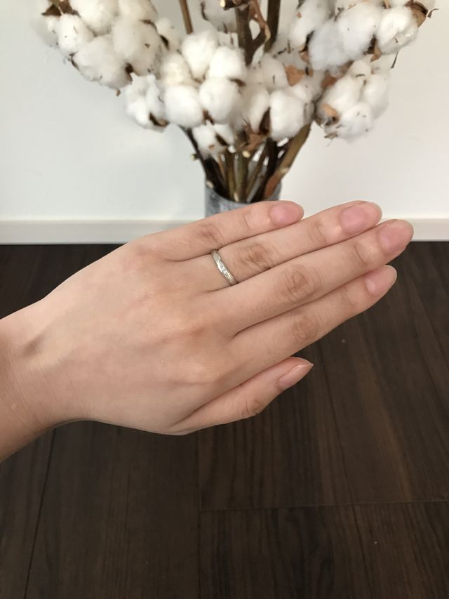 真ん中に斜めにダイヤが散りばめられています