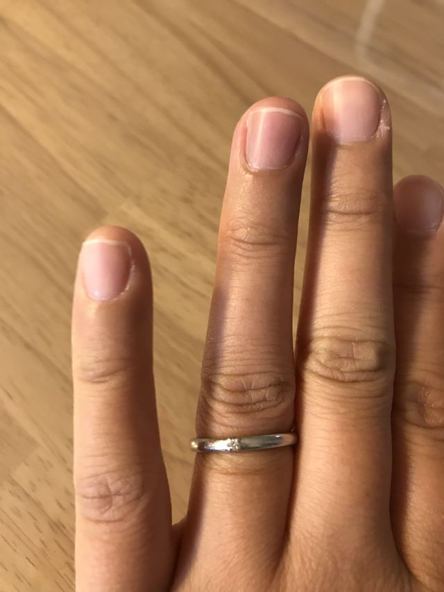 小さなダイヤが一つついているデザインです。