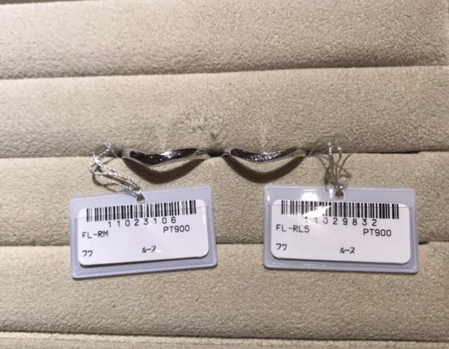 左薬指に合うようにデザインされたV字