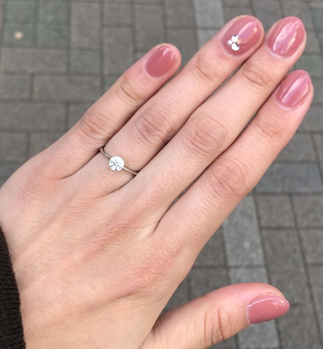 プラチナの細めリングになっています。