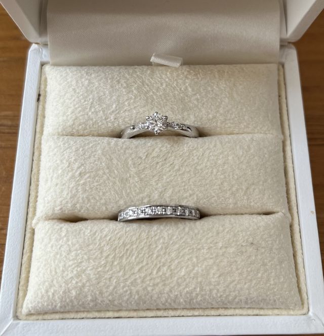 TASAKIリングの重ねづけも素敵です。