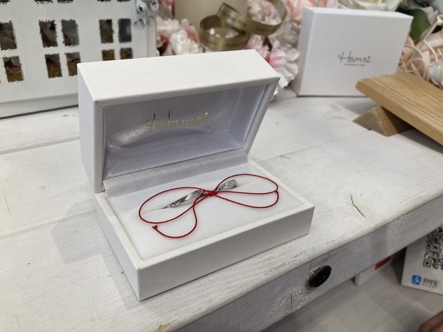 リングケースには赤い糸をつけて収めてくれます