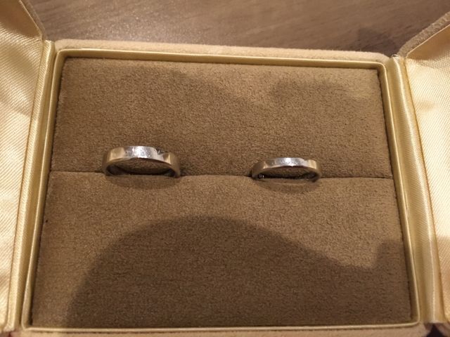 シンプルな結婚指輪です。