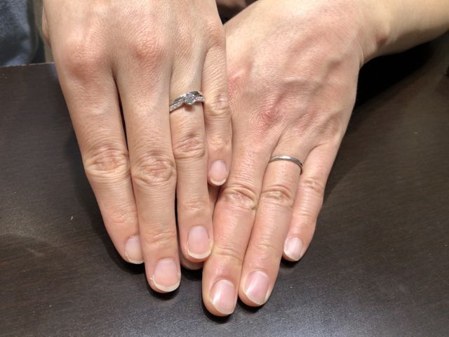 婚約指輪はフローラのジーリョ、結婚指輪はトゥルーハートです。