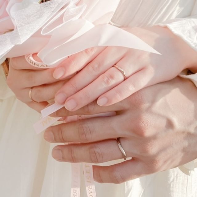 自然光に当てた時のペールブラウンゴールドの色がお気に入りです