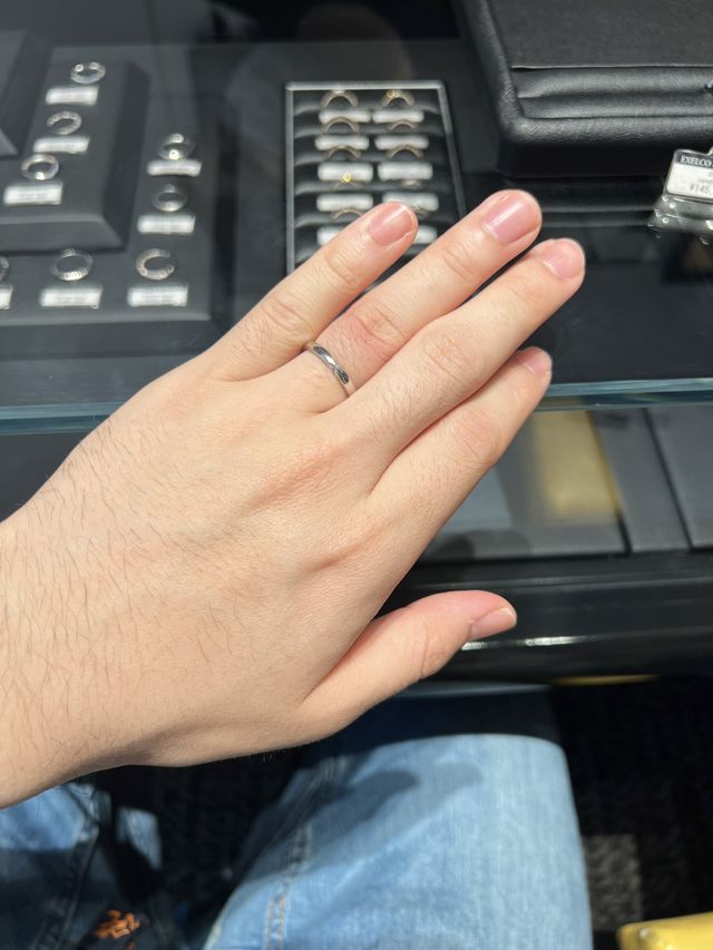 彼の結婚指輪です。
ミル打ちが気に入りました。