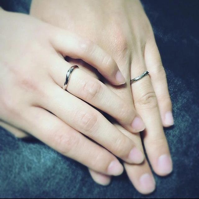 着用時に、2人の手を重ねて撮影しました。
