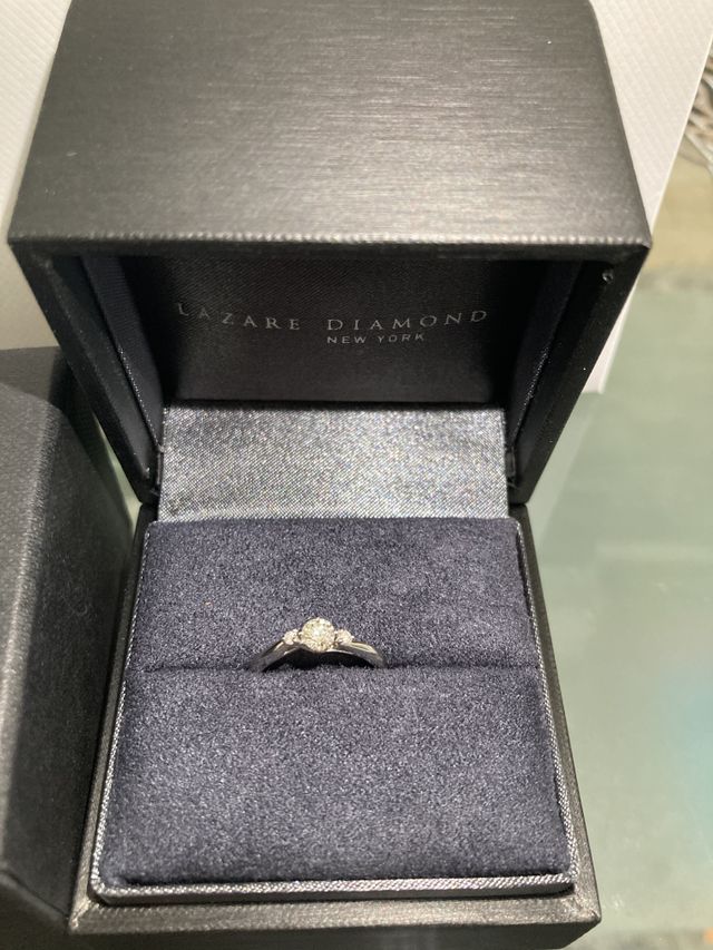 大きなダイヤモンドの両隣に小さなダイヤモンドが付いている