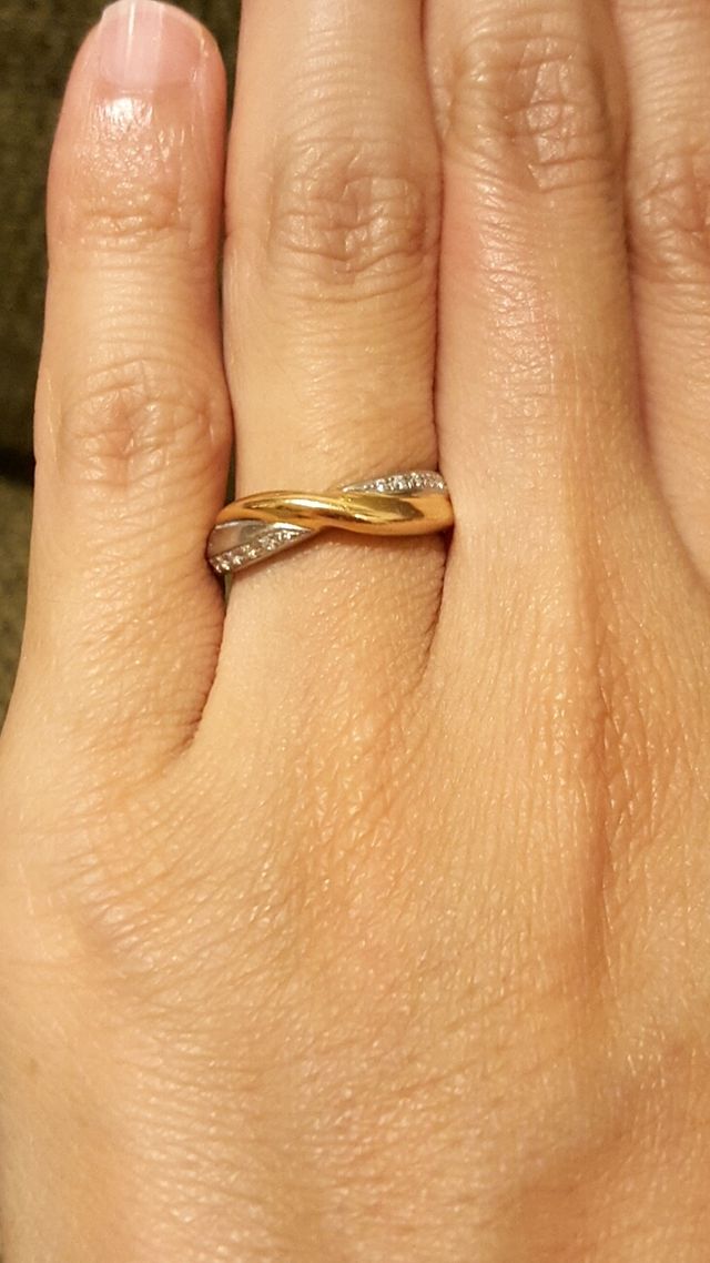 プラチナ、ピンクゴールド、ダイヤの3連になっています。