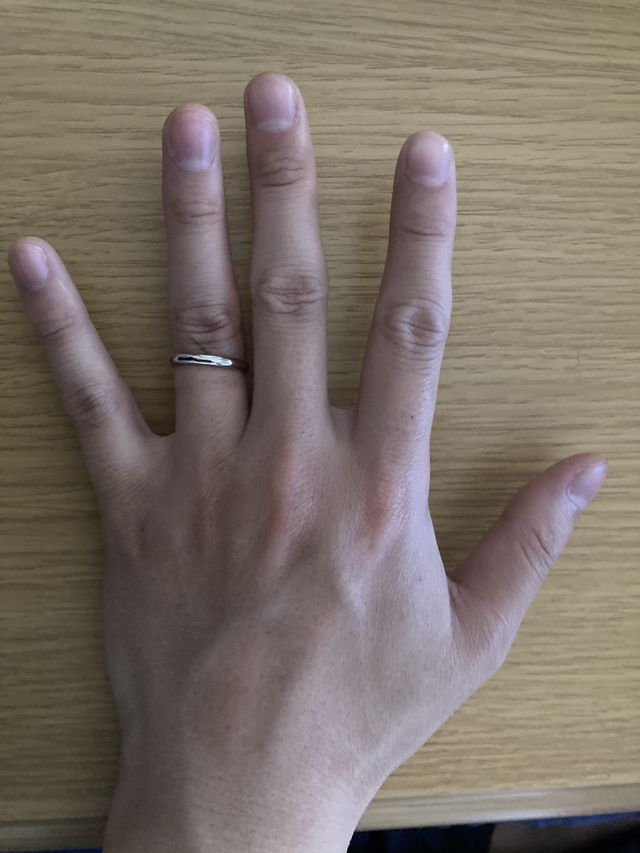 軽くて付けやすいです。