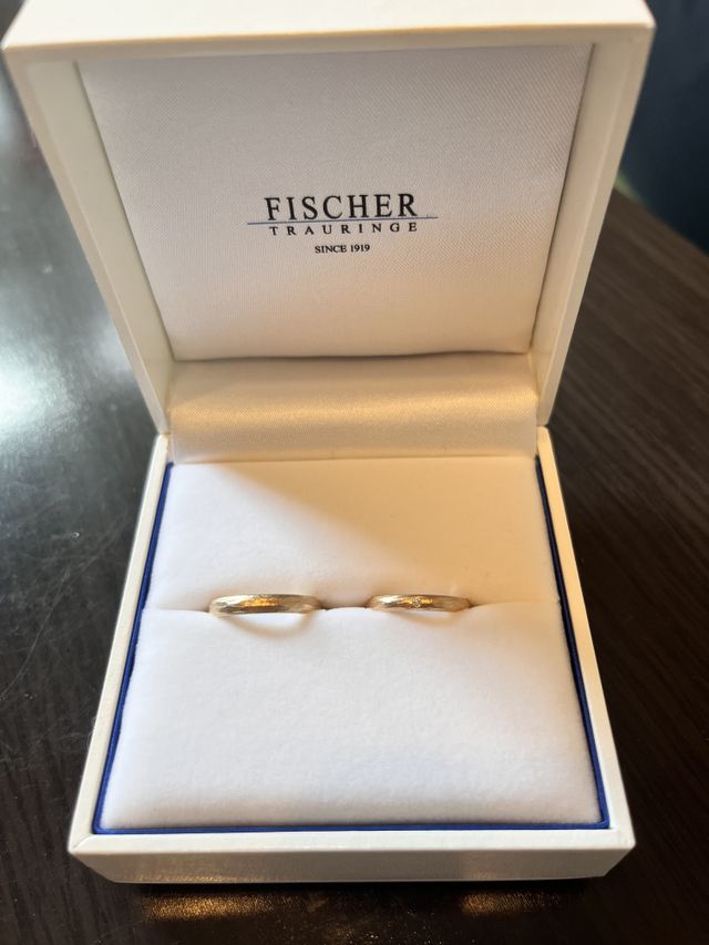 18金のアプリコットというカラーの指輪です！