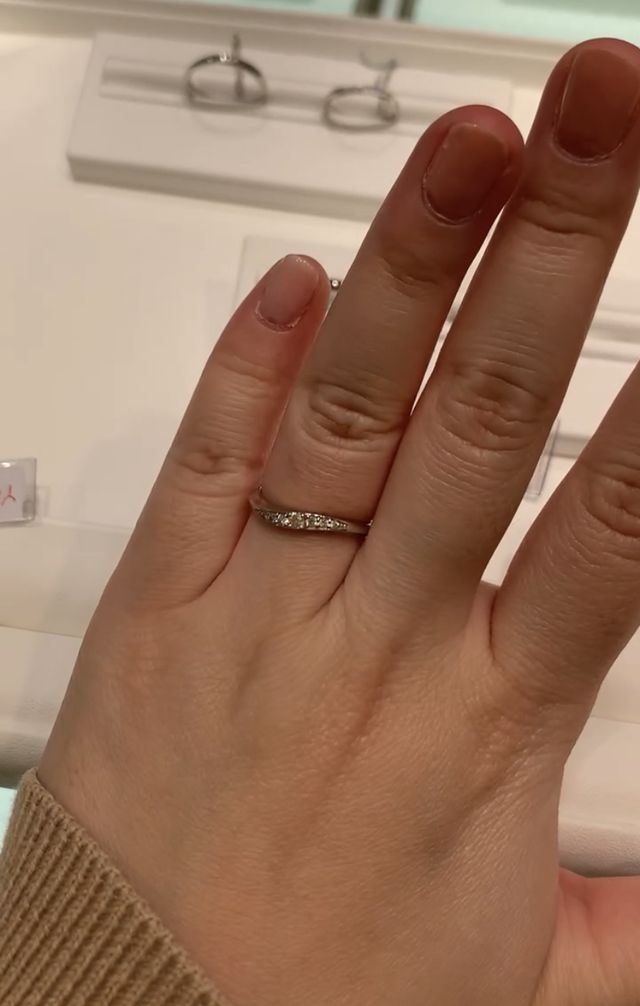 特殊なカットのダイヤが付いていて変わったデザインでした。