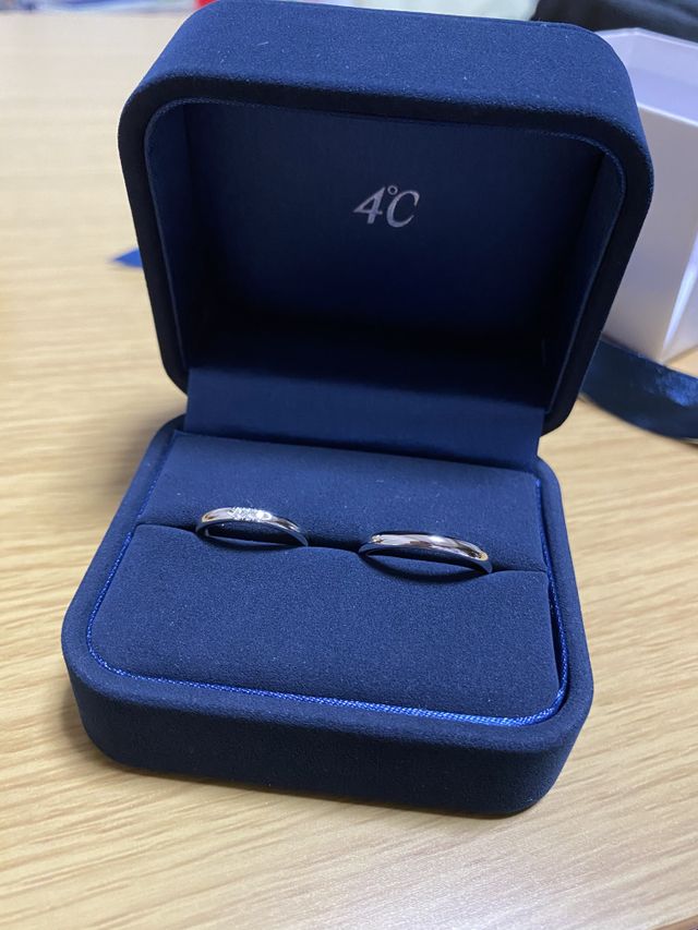 ボックスに入った状態の結婚指輪です。