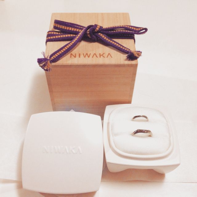 和も感じる木箱に、ベビーピンクのケース