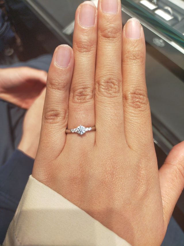 合計で５つの石が並ぶストレートの指輪です。