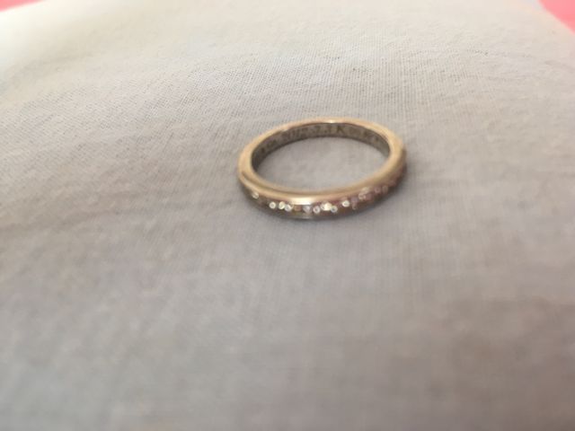 ティファニーのハーフエタニティ。裏は彼と私のイニシャルが