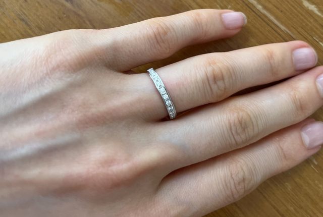 婚約指輪との重ねづけも素敵ですが、単体づけも素敵です