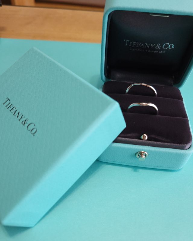 カーブが入ったシンプルなデザインです。