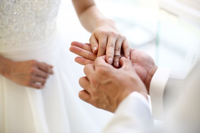 沖縄フォトウェディングでの新婦の結婚指輪