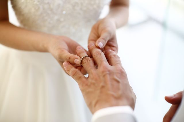 沖縄フォトウェディングビーチでの新郎の結婚指輪