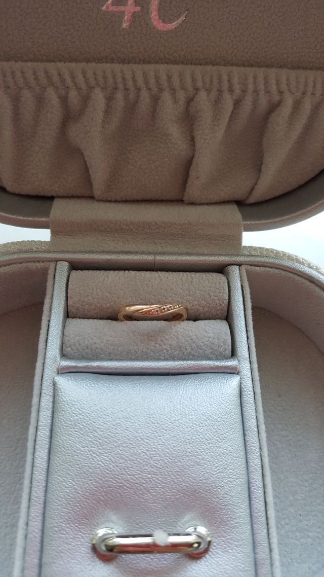 華奢な作りでさりげないダイヤがとても可愛らしいです。