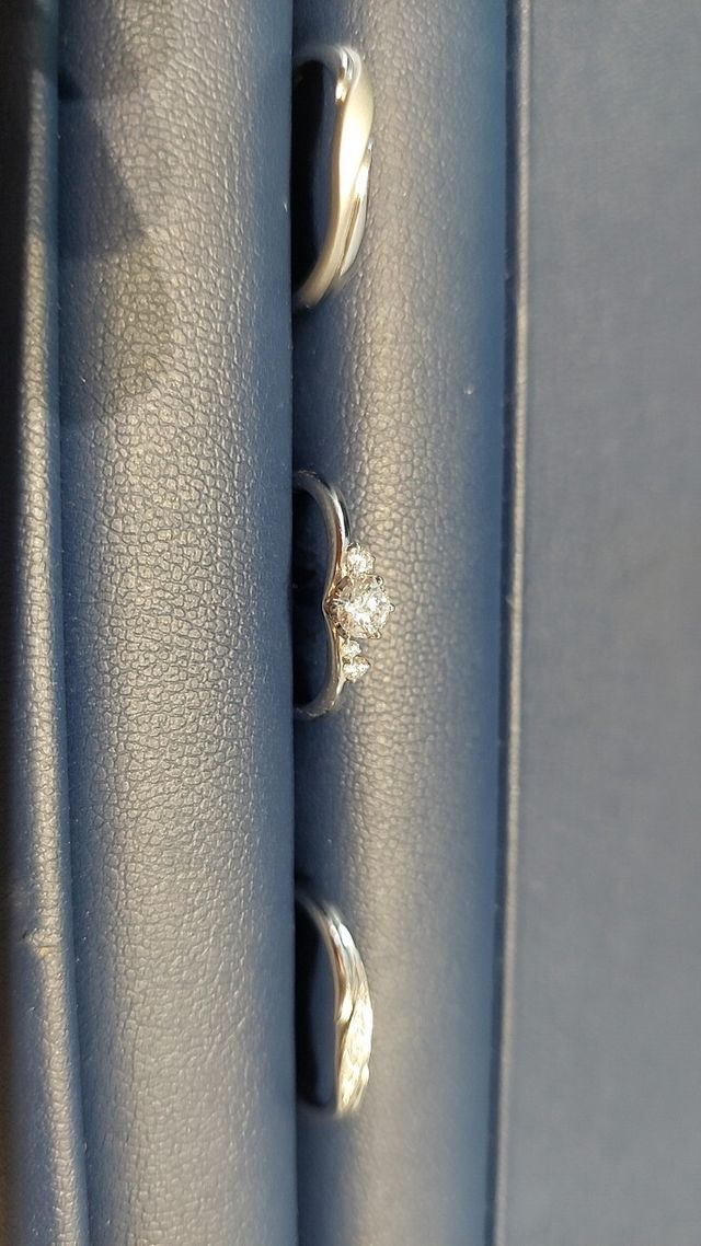 真ん中が婚約指輪
左が男性結婚指輪、右が女性結婚指輪です。