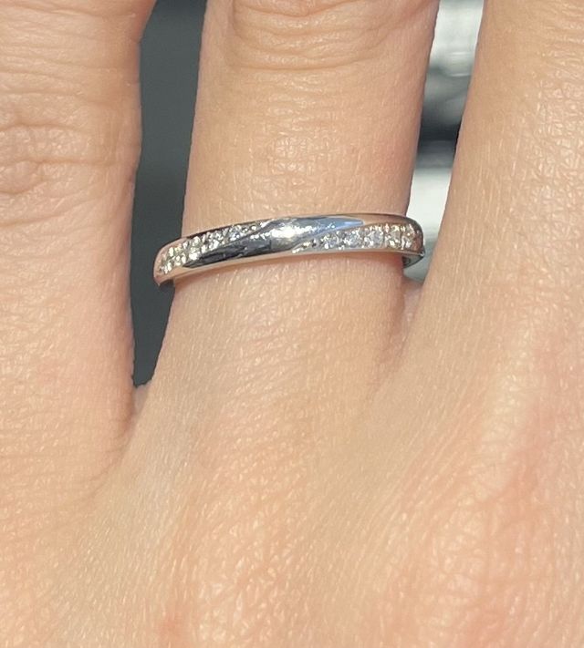 中央ではなく両サイドにダイヤが付いているのが可愛いです