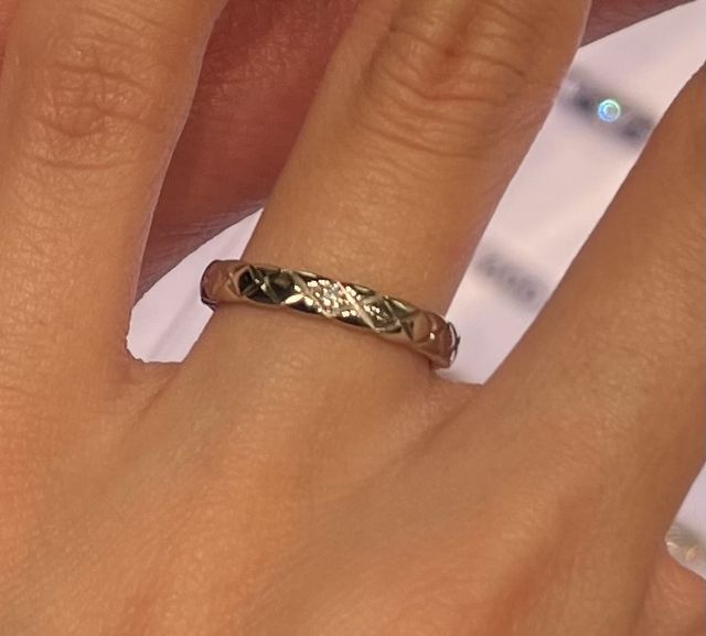 ココクラッシュというデザインに一石ダイヤが付いています