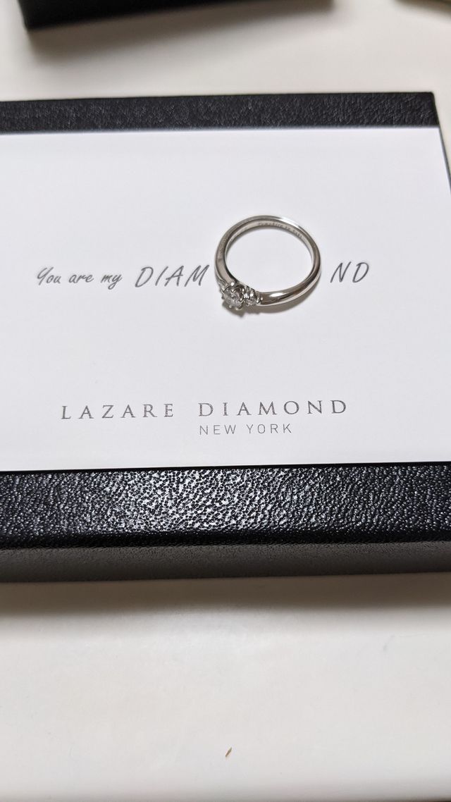 真ん中のダイヤモンドの輝きか際立つデザインです。