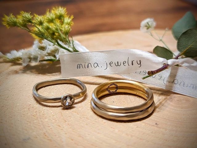 落ち着いた色味、２つを重ねてリースが完成するデザイン♫