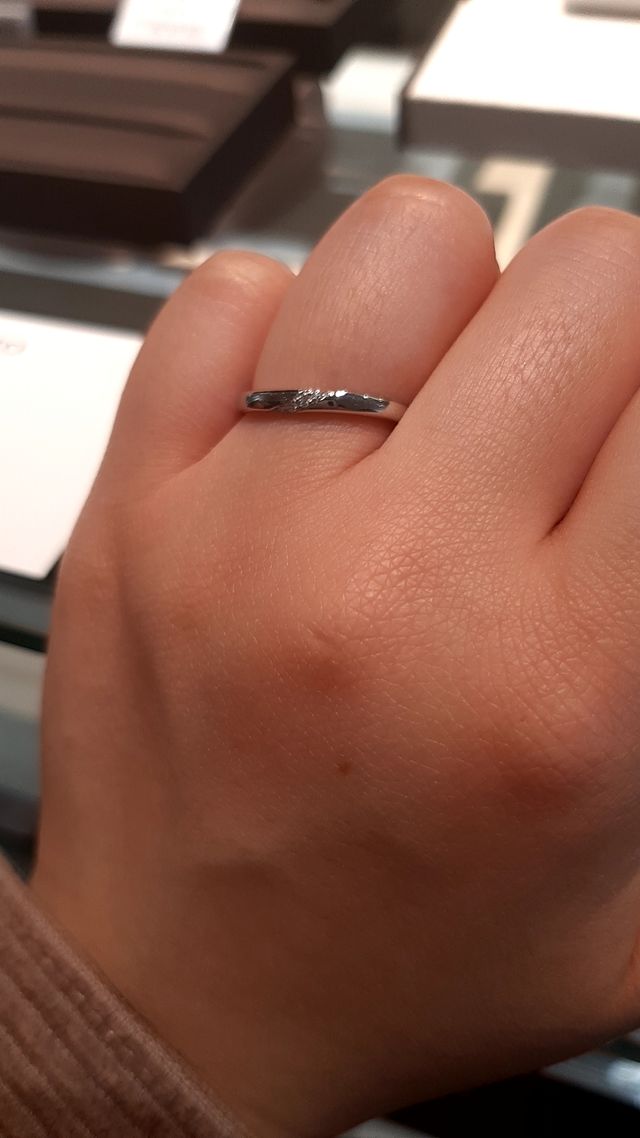 ダイヤなしを希望していましたが、ありをオススメされました。