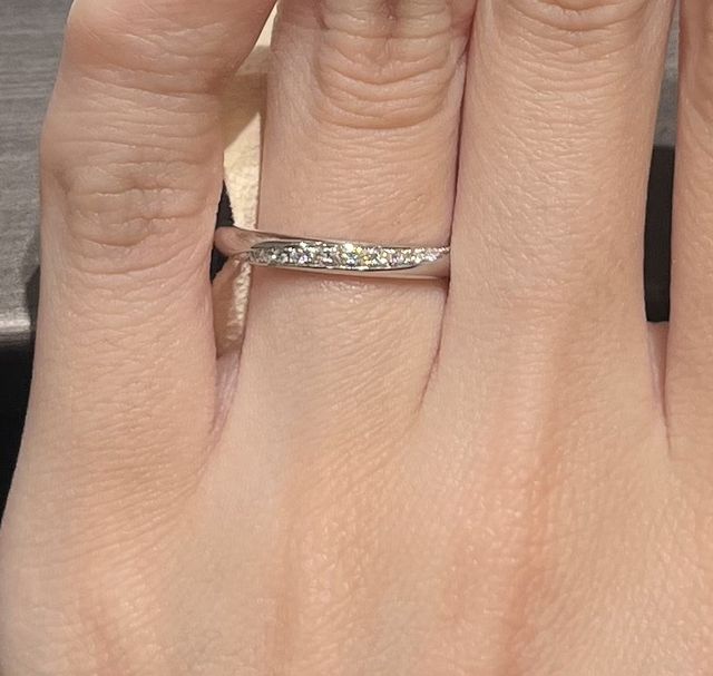 中央に右上がりにダイヤが入っています