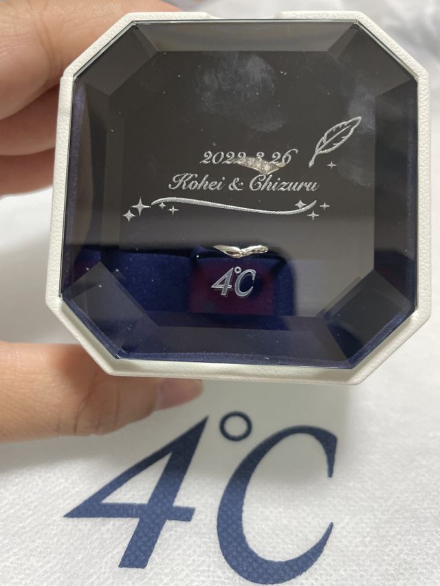 記念品の1つとしてガラスのケースをオーダー。名前と入籍日入り