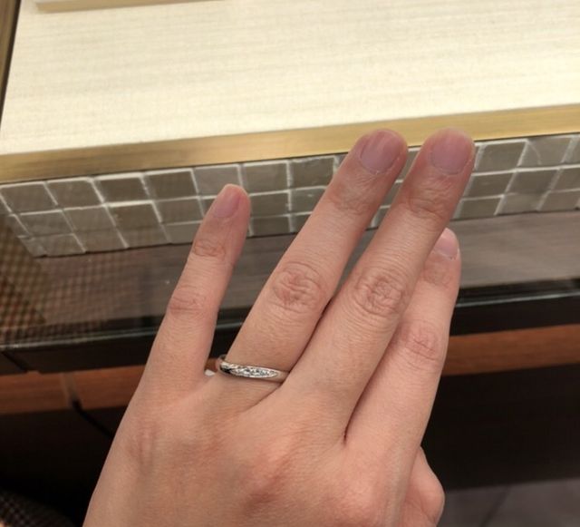 美しい水色の石が３つ入っているリング