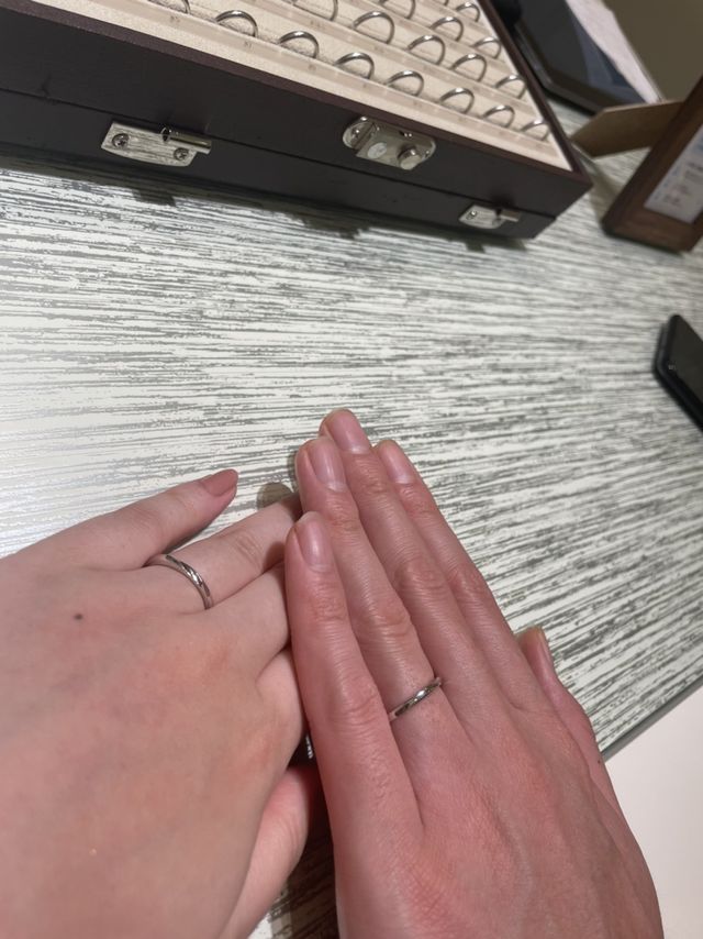 シンプルなストレートリングに切れこみのようなデザインが特徴