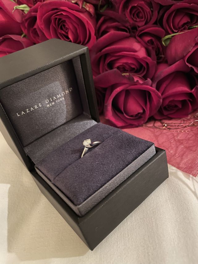 ダイヤの下からも光が入るデザインです