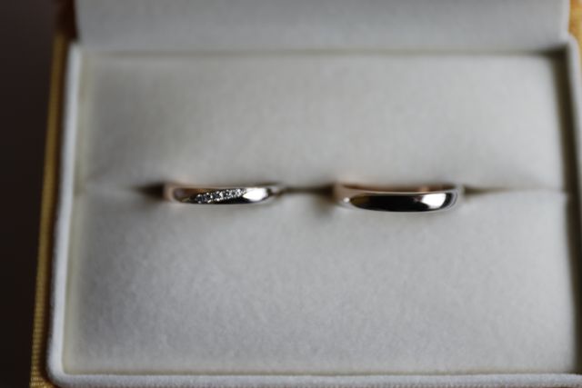 女性用はダイヤがキラキラして、男性用は艶消ししてあります。
