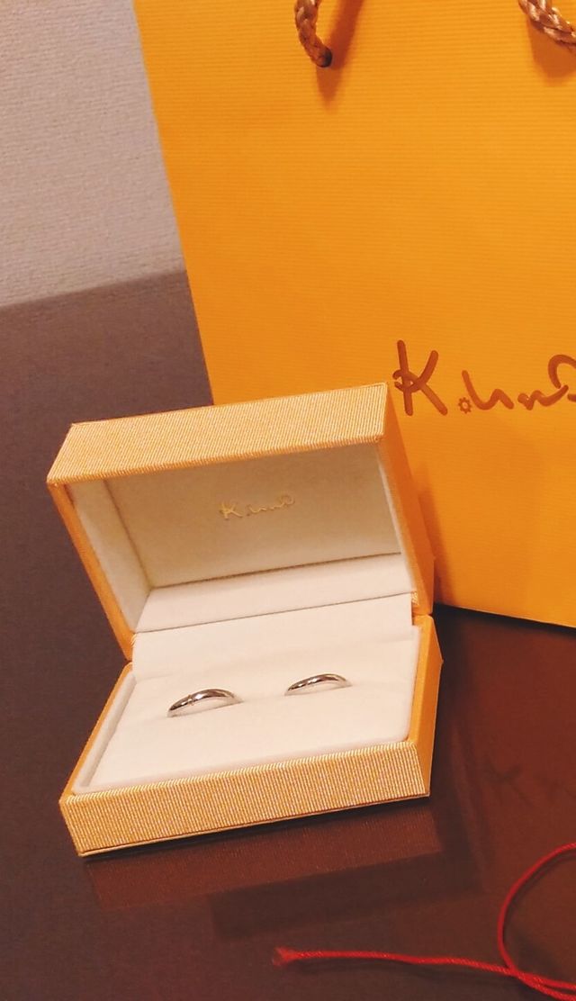 純金の糸を結び、指輪の裏にはイニシャルと入籍日あり。