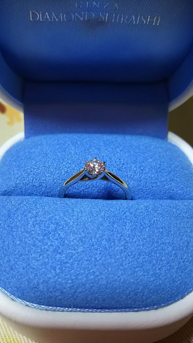 ダイヤモンドの輝きがすごいので、シンプルなデザインに。