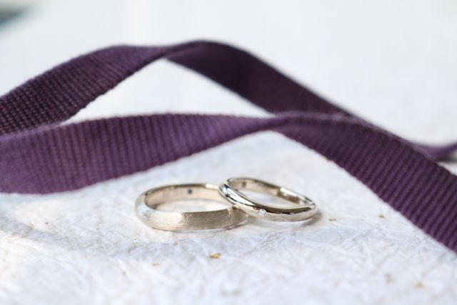 マットな質感と、輝くダイヤモンドに一目惚れしました。