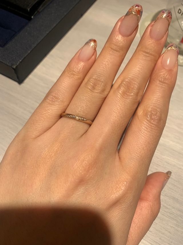 ゴールドでストレートタイプだが、どこから見てもダイヤ輝く。