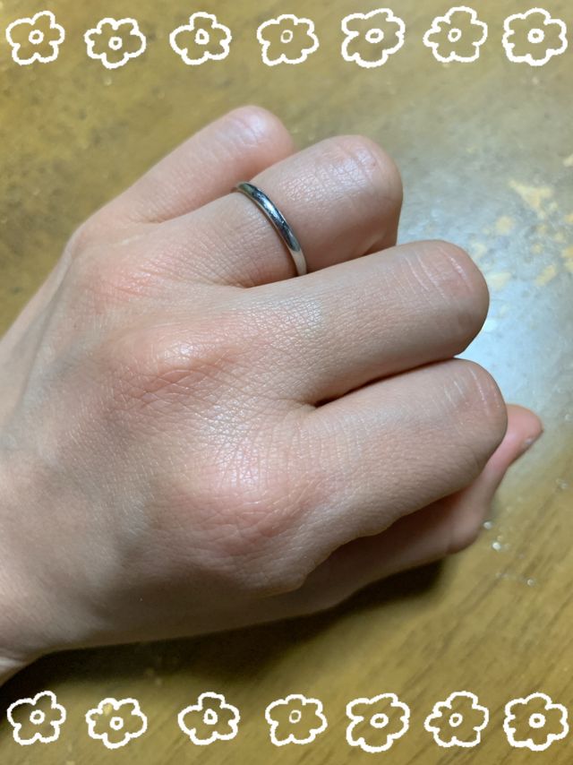 見た目はシンプルですが、内側は赤い糸をイメージした色味です。