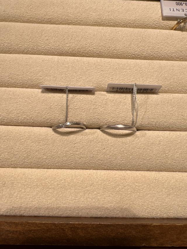 指のラインが綺麗に見えて素敵なデザインです。