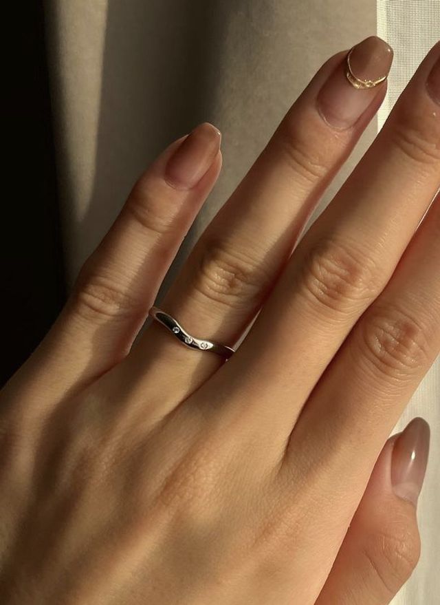 指を長く見せてくれるデザインです！