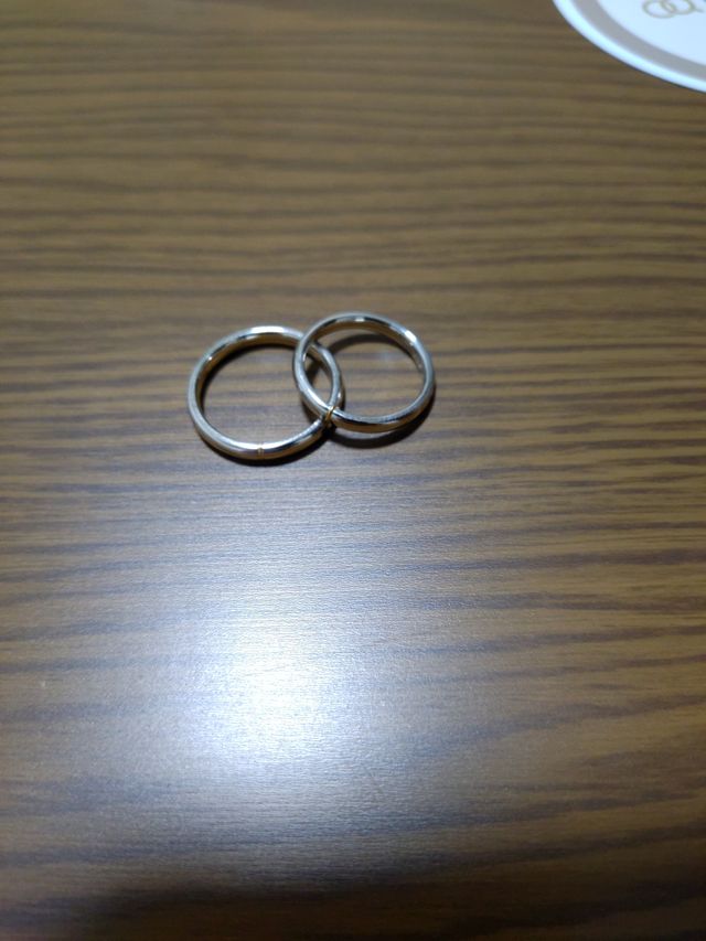 受取日に撮影しました。Ptリングに金の糸を結ぶデザインです。