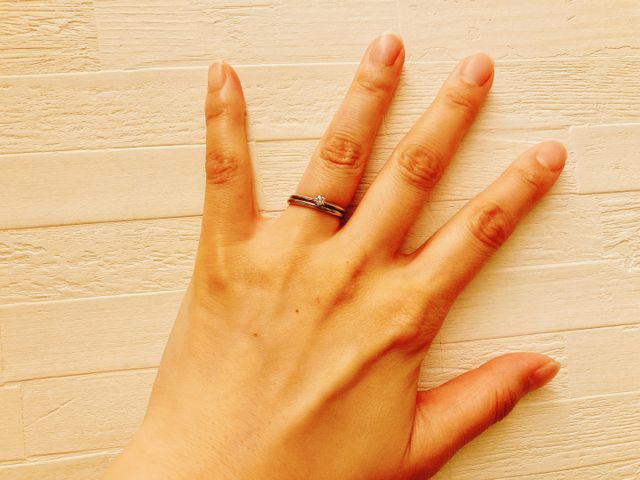 婚約指輪と結婚指輪を重ね付けしました。