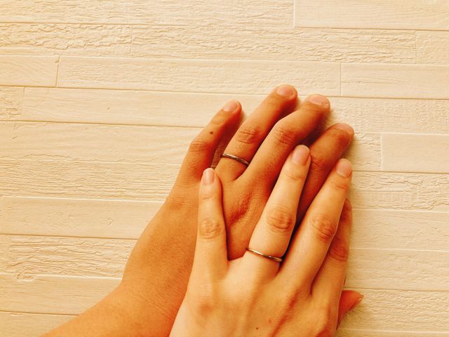 お互い結婚指輪をはめて、一緒に撮りました。