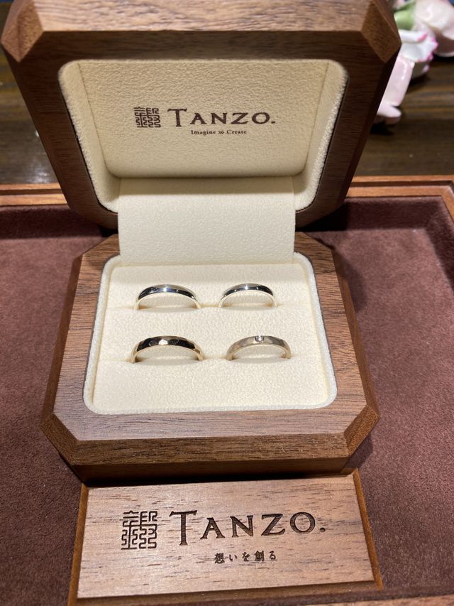 女性のはシャンパンゴールド鎚目加工とマット加工&ゴールド