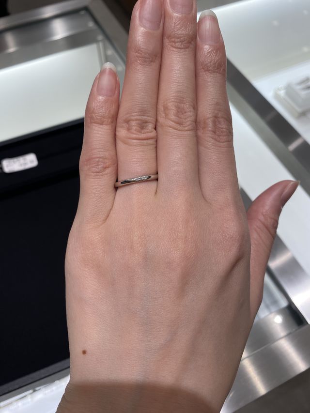 真ん中に３連のダイヤがついたデザインです。